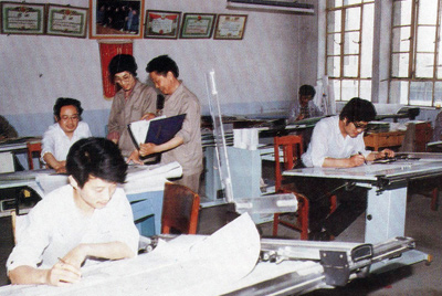 从1984年第一季度到抓治理上挂号周全提高企业素质验收前，接纳分线检查、总结效果、找出差别、提出步伐、限期整改的要领，使各项事情在整理中牢靠提高，在牢靠提高中举行再整理，再提高。