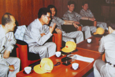 为了学习外国先进手艺和治理要领，前往引进手艺与装备的国家举行实地考察。薛仲光厂长在日本。
