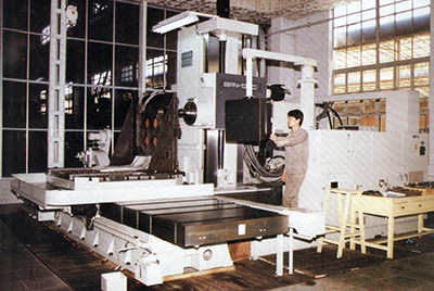 BPN-13B(R4)数控卧式加工中心。厂房扩建加大，装备填平补齐，增添精、大、稀装备，新上生产线，提高企业装备素质，使esball厂成为名副着实的大马力推土机生产厂。