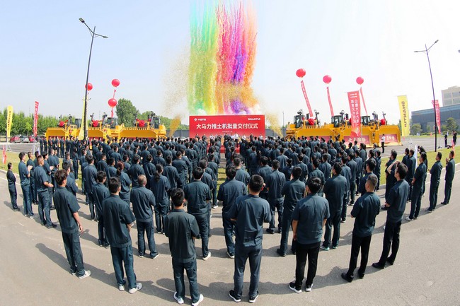 5月17日，esball向中煤平朔集团一次性交付六台中国最大马力推土机。